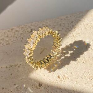 ✨ Gold-Tone Eternity Band Ring – Approx. Size 7.5 ✨